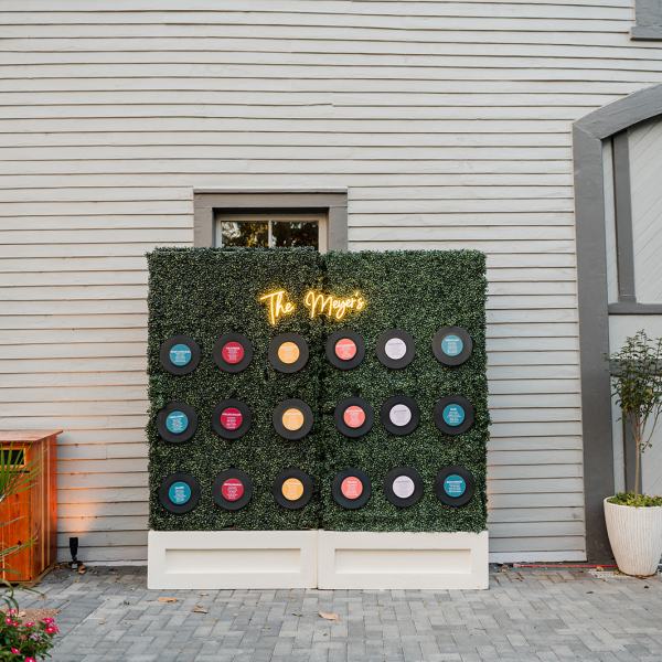 a traffic light in front of a building